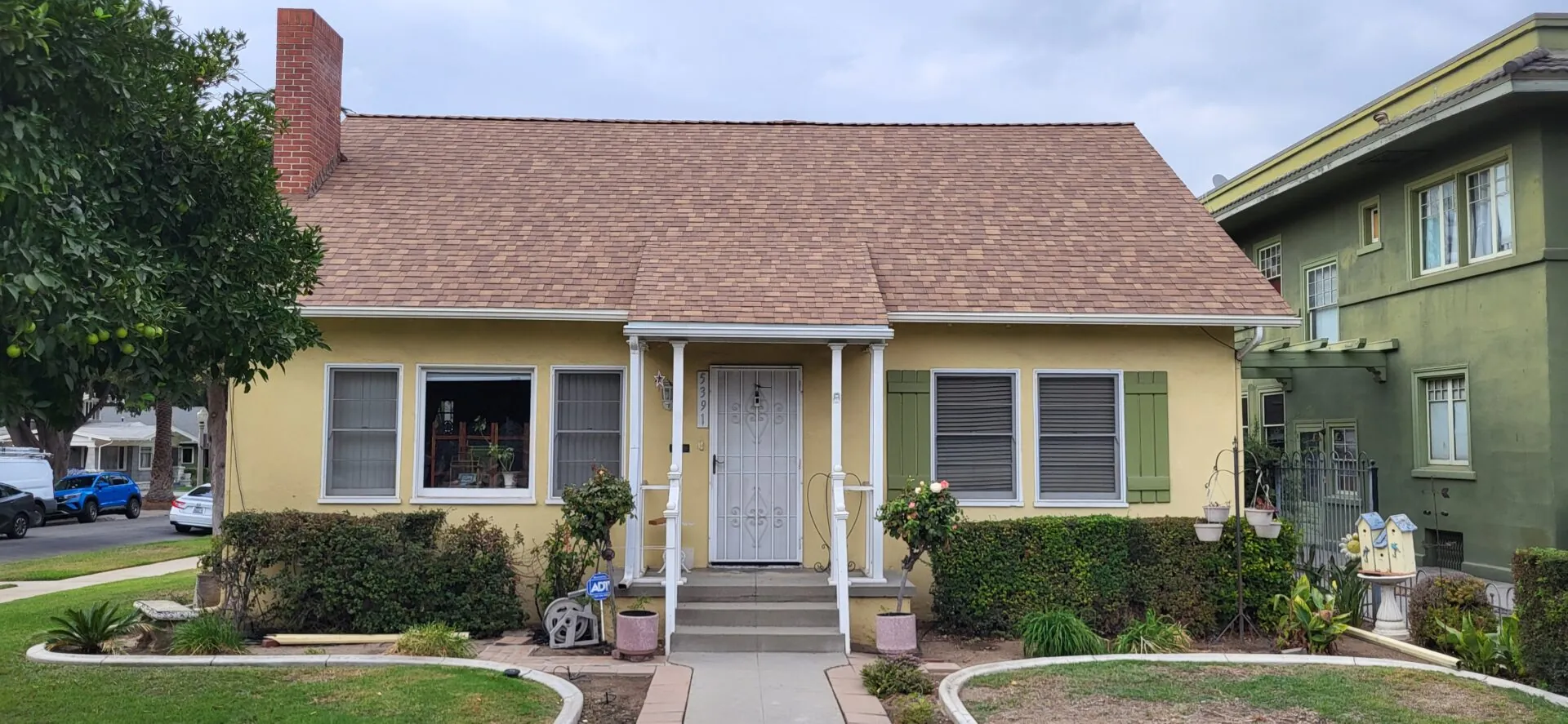 Craftsman bungalow with a new brown architectural shingle roof